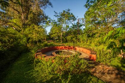 El Fogón para compartir una guitarreada con la gente local y visitas lo encontras en una de las calles peatonales. Rodeado de lantanas y muchas especies de mariposas.