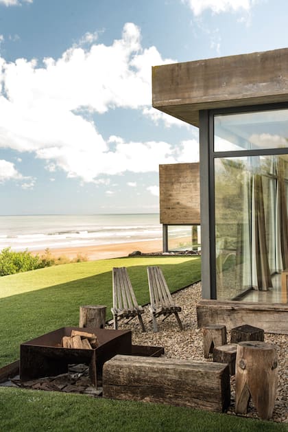 El fogonero, colocado sobre una base de lenga, permite extender las noches de verano