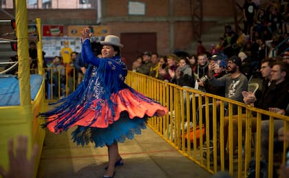 El folklore de las luchas de cholitas, un famoso ritual en el Atlo, el barrio más característico de La Paz