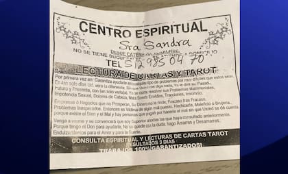 El folleto mediante el cual se anunciaba Sandra en el estacionamiento de supermercados.