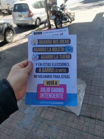 El folleto que se reparte junto a la boleta de Julio Garro, en La Plata