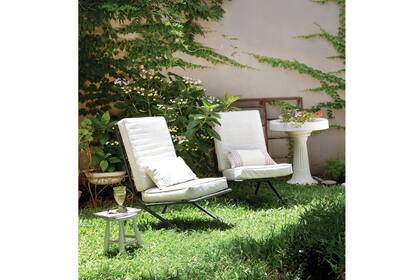 El fondo de la casa era un matorral. Al desmalezarlo, se convirtió en el espacio más lindo. Los butacones son del Cottolengo Don Orione y de macetero, ¡un vanitory!