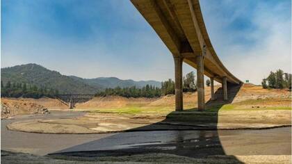 El fondo del lago Shasta en California, seco por el calor