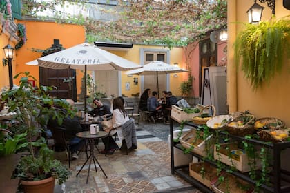 El fondo del local parece una callecita de pueblo italiano