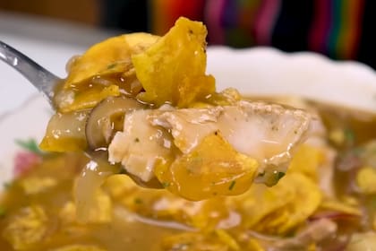 El fondo se elabora con cabezas y espinas de pescado y se cocina lentamente hasta lograr un caldo concentrado