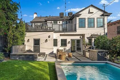 El fondo tiene pileta, parrilla y un gran espacio con jardín para hacer reuniones al aire libre