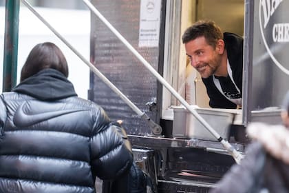 El food truck estacionó cerca de la Sexta Avenida, en el Greenwich Village de Nueva York, con un nombre que daba indicios de sus ocupantes: Danny & Coop’s Cheesesteaks.  Danny hace referencia a Danny DiGiampietro, el dueño de la popular Angelo’s Pizzeria; en tanto que Coop hacía mención a Cooper