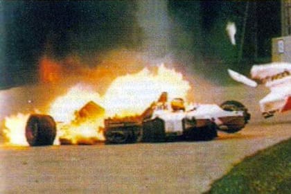 El Footwork-Porsche partido y en llamas, tras impactar en la curva de Tamburello: el piloto Michele Alboreto salió caminando del auto y necesitó 15 puntos de sutura por una herida