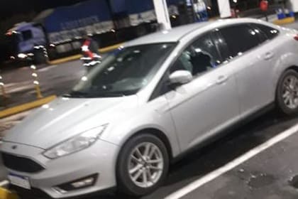 El automóvil del comisario Mariano Valdés expuso las huellas de un tiroteo en la autopista Buenos Aires-Rosario