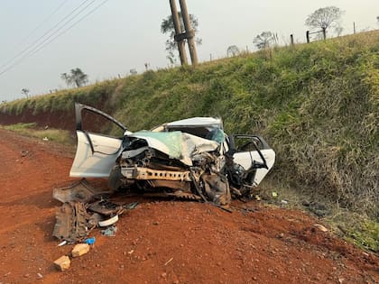 El Ford Focus en el que iban las tres jóvenes y que quedó destruido tras el choque.