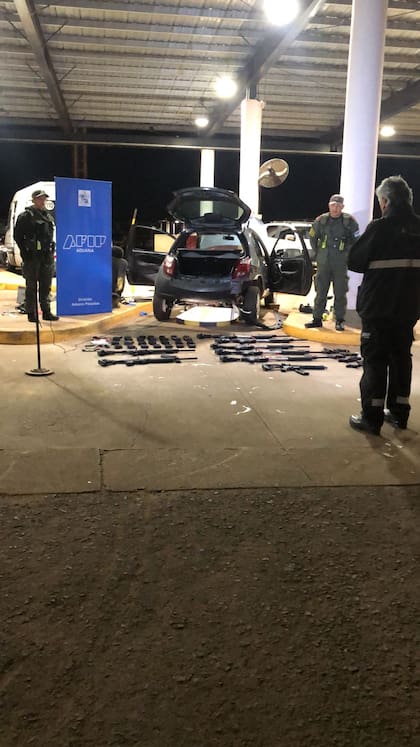 El Ford Ka fue desarmado en el puente Encarnación-Posadas para descubrir el armamento que llevaba oculto en dobles fondos