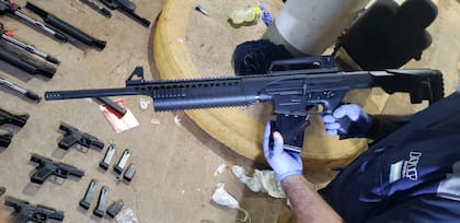 El Ford Ka fue desarmado en el puente Encarnación-Posadas para descubrir el armamento que llevaba oculto en dobles fondos