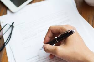 El Formulario I-407 está diseñado para proporcionar un procedimiento sencillo para registrar la renuncia a la residencia permanente legal