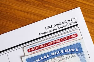 Cómo solicitar el permiso de trabajo mientras aguardas la green card