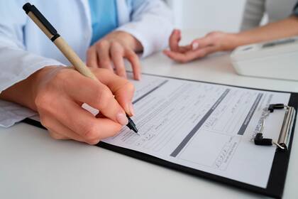 El formulario N-648 se utiliza si se necesita pedir una excepción para no tener que presentar el examen de inglés o cívico en el proceso de naturalización