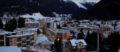 El Foro Económico Mundial en Davos se celebra en el Centro de Congresos de Davos (Davos Congress Centre), un moderno centro de conferencias ubicado en el corazón del pequeño pueblo alpino