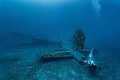 El fotógrafo asegura que esta nave caída durante la Segunda Guerra Mundial es la mejor conservada que se haya encontrado hasta el momento Foto: Martín Strmiska / Caters News