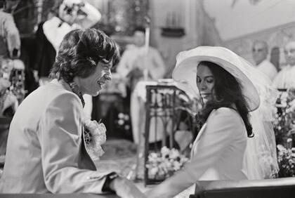 El fotógrafo captó
un momento de ternura y
complicidad, cuando Mick
mira a su mujer embelesado.