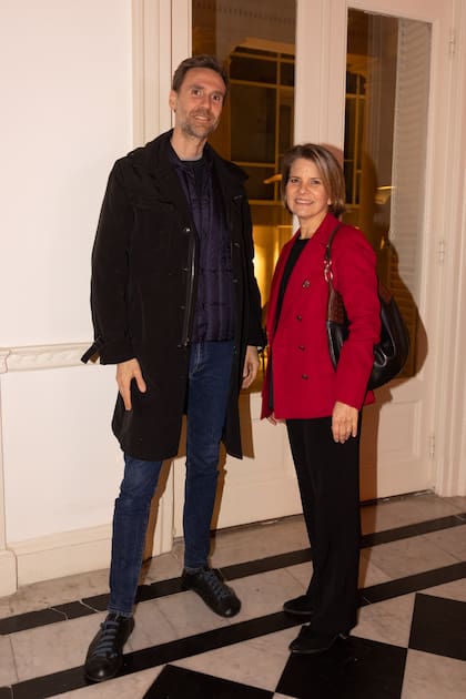 El fotógrafo Carlos Von der Heyde charla animadamente con Clarisa Rueda.