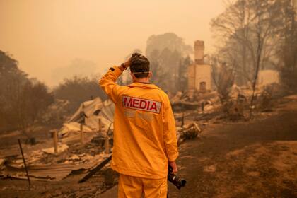 El fotógrafo de ABC Matt Roberts responde a la vista de la casa destruida de su hermana después de un incendio forestal en Quaama, Australia. El fuego destruyó más de 200 casas y miles de personas esperan auxilios, bloqueadas en las áreas afectadas por el fuego.
