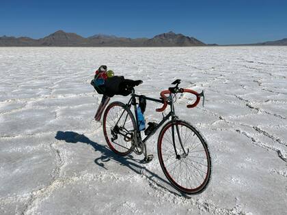El fotógrafo Henry von Wartenberg trabaja en dos libros mientras cruza Estados Unidos en su bicicleta
