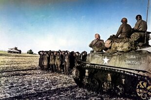 El fotógrafo húngaro Endre Ernő Friedmann, más conocido como Robert Capa, documentó la batalla de las Ardenas en diciembre de 1944. Imagen coloreada
