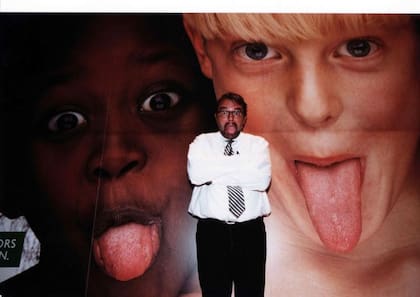 El fotógrafo italiano Oliviero Toscani delante de una foto suya para la campaña publicitaria de Benetton en Roma.