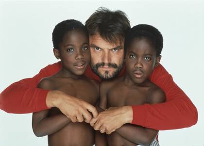 El fotógrafo italiano Oliviero Toscani fotografía a un grupo de niños vestidos con ropa de Benetton. Toscani inició su colaboración con la empresa de ropa Benetton en 1982 y se hizo conocido por sus controvertidas campañas publicitarias. (Photo by julio donoso/Sygma via Getty Images)