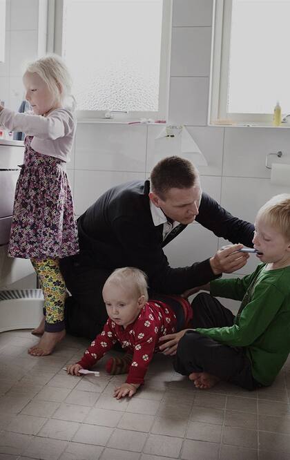 El fotógrafo Johan Bävman retrató a diferentes padres suecos mientras cuidaban a sus hijos durante la licencia.