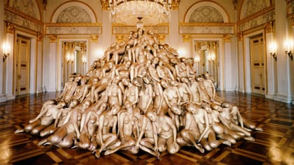 El fotógrafo Spencer Tunick es conocido por retratar desnudos en diferentes locaciones