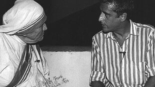 El fotógrafo y camarógrafo argentino Mario Podestá junto a la Madre Teresa; Podestá falleció mientras cubría la guerra en Irak