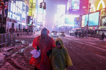 El FOX Forecast Center maneja dos modelos: el más severo proyecta una franja de nieve de 6 a 8 pulgadas (15 a 20 cm) desde Ohio hasta la costa noreste, mientras que el moderado prevé de 1 a 3 pulgadas (2,5 a 7,6 cm) con mezcla de aguanieve