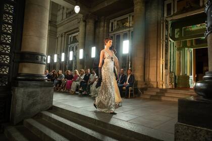 El foyer exterior del Teatro Colón se convirtió en la pasarela de Sylvie Burstin