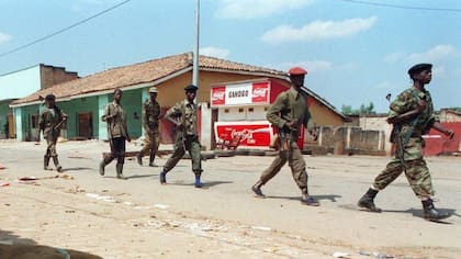 El FPR, respaldado por Uganda, tomó la capital, Kigali, en julio, poniendo fin a la matanza de tutsis.