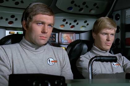 El fracaso de OVNI llevó a Gerry y Sylvia Anderson a reformular la premisa y crear Cosmos: 1999, serie que se estrenó en 1975