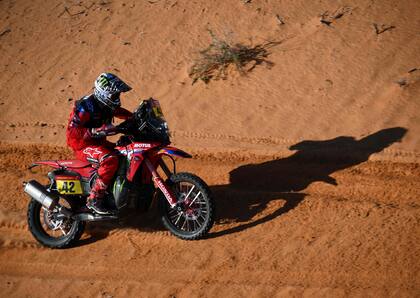 El francés Adrien Van Beveren ganó la quinta etapa en motos y sumó el éxito número 100 de Honda en el historial del Dakar.