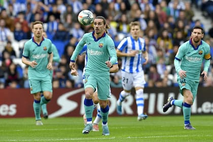 El francés Antoine Griezmann intenta dominar la pelota durante el partido entre Barcelona y Real Sociedad, por la Liga de España.