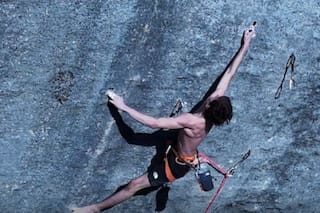 Un adolescente escala descalzo una roca que acumulaba 35 años de intentos frustrados