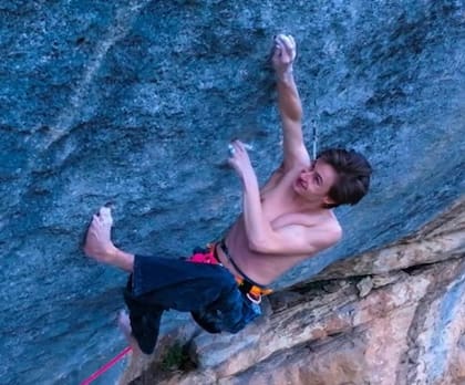 El francés Erwan Legrand, de 17 años, completó con la mítica ‘Le Bombé Bleu’, equipada en 1991 y descalzo