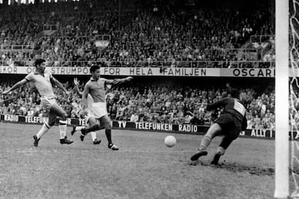 El francés Just Fontaine jugando contra Brasil en la semifinal del Mundial de Suecia 1958