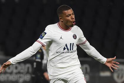 El francés Kylian Mbappé festeja un gol con la camiseta de PSG; el delantero anunciaría en las próximas horas su marcha a Real Madrid, de España