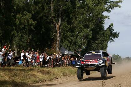 El francés Stéphane Peterhansel con el público muy cerca durante la especial en Arrecifes