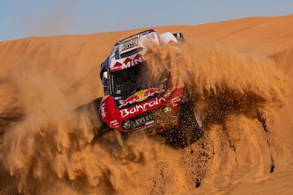 El francés Stephane Peterhansel en la difícil etapa 10