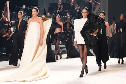 El francés Stéphane
Rolland presentó su
colección en el imponente
escenario del Théâtre des
Champs‑Élysées. Smokings
escotados, hombreras
en punta y vestidos con
volúmenes dramáticos
fueron los grandes
protagonistas de su
“Boléro Couture”.