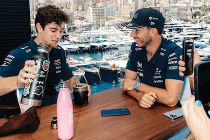 El francés y el argentino, coequipers de Alpine divertidos, en Mónaco, antes del Grand Prix. Acá, tomando mate con una vista inmejorable. En sus redes sociales, Alpine -la escudería que pertenece en gran parte a Renault, pero también a los actores Ryan Reynolds y Rob McElhenney- suele compartir imágenes de los pilotos en situaciones que muestran gran complicidad.