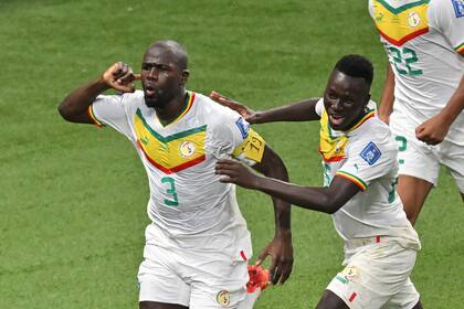 El franco-senegalés Kalidou Koulibaly celebra su gol a Ecuador; el buen defensor actúa en Chelsea, de Inglaterra.