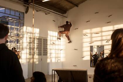 Cada sábado pasa algo diferente en la vida de este Frankenstein que, a diferencia del original, es feliz y tiene amigos