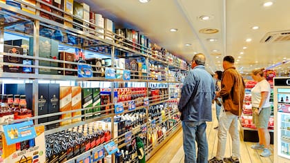 El free shop a bordo cuenta con una surtida variedad de productos.