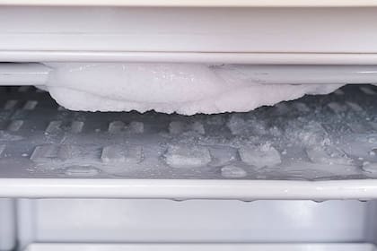 El freezer o congelador suele acumular hielo con el paso del tiempo, para ello, el truco del papel aluminio y el bowl con agua caliente es una solución sencilla y rápida