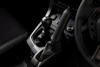 El freno de mano vertical es cuero con costuras grises